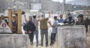 الاحتلال يعتقل مواطنين من الخليل ويعتدي على آخر