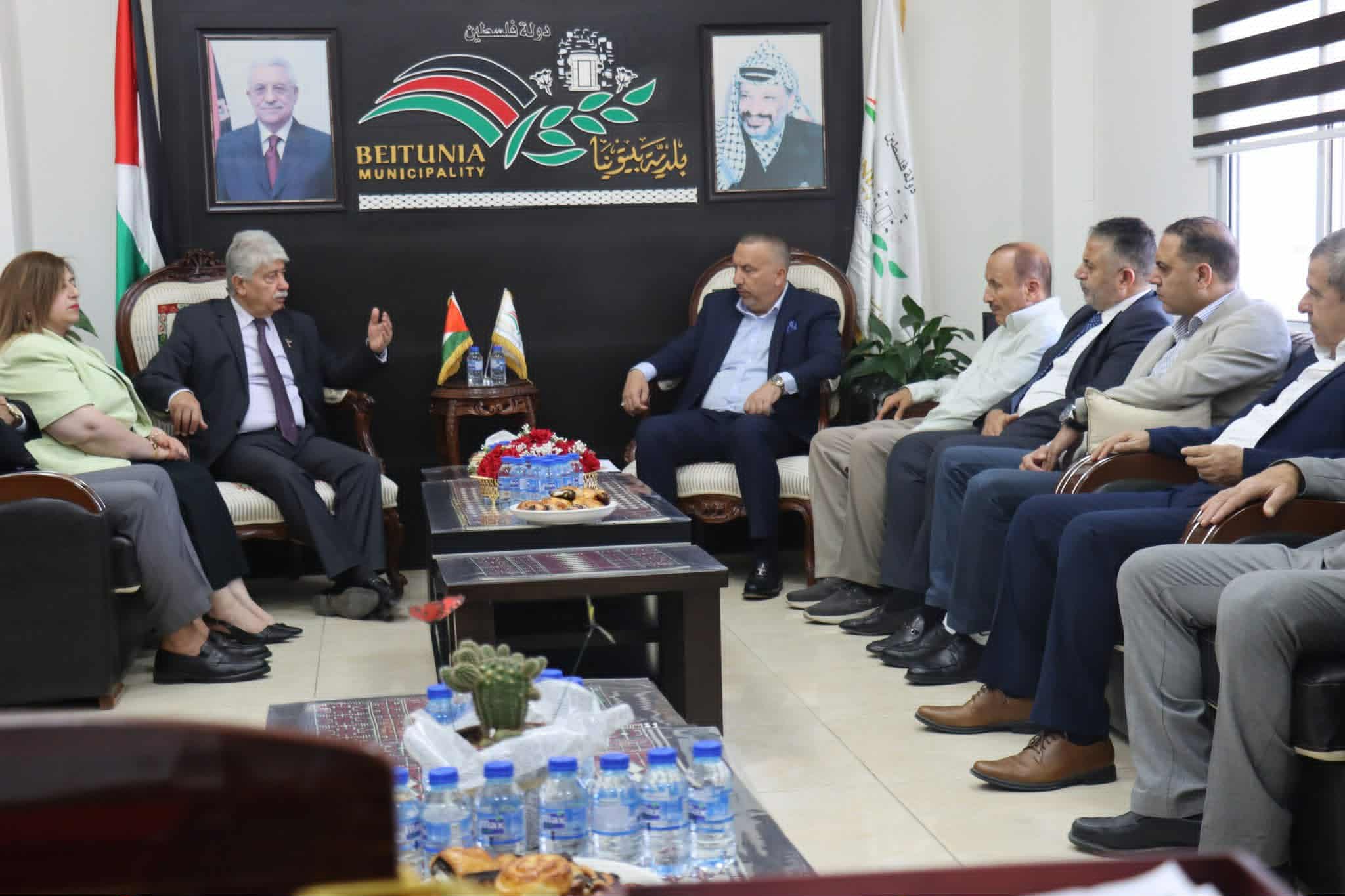 رئيس بلدية بيتونيا السيد محمد الطاهر "ابو الأسد" يستقبل د. أحمد مجدلاني ويطلعه على أوضاع المدينة واحتياجاتها