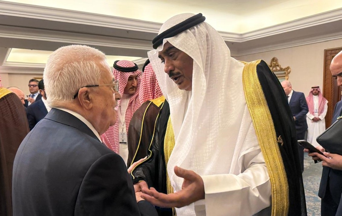 الرئيس محمود عباس يلتقي ولي عهد الكويت في الدوحة