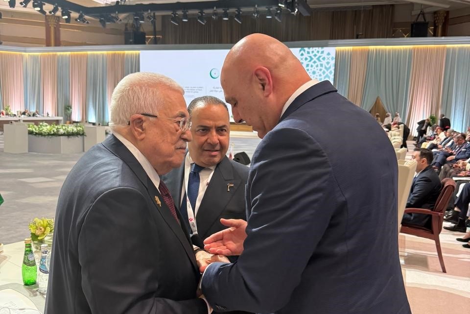 الرئيس محمود عباس يلتقي الرئيس اللبناني في الدوحة