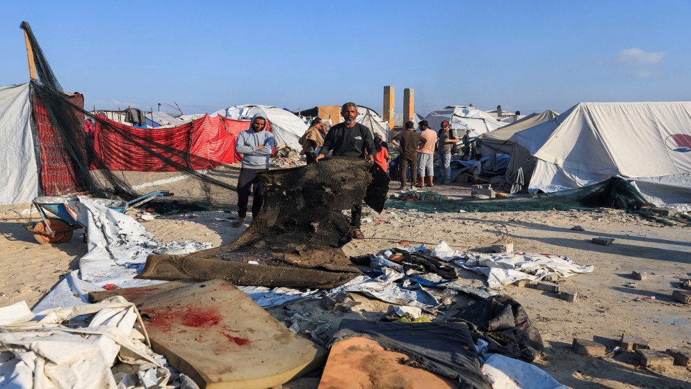 13 شهيدا وإصابات جراء قصف طائرات الاحتلال خيمة تؤوي نازحين بالنصيرات وسط قطاع غزة
