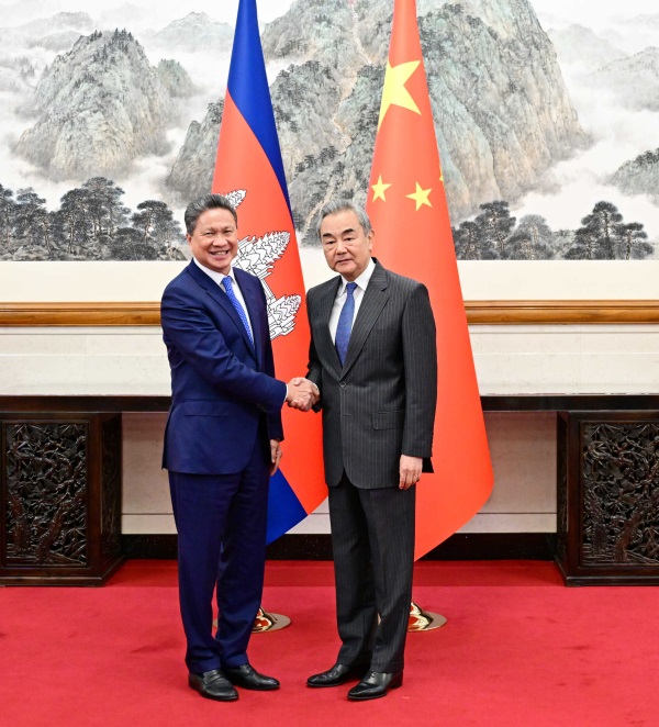 وزير خارجية الصين يلتقي نائب رئيس الوزراء الكمبودي