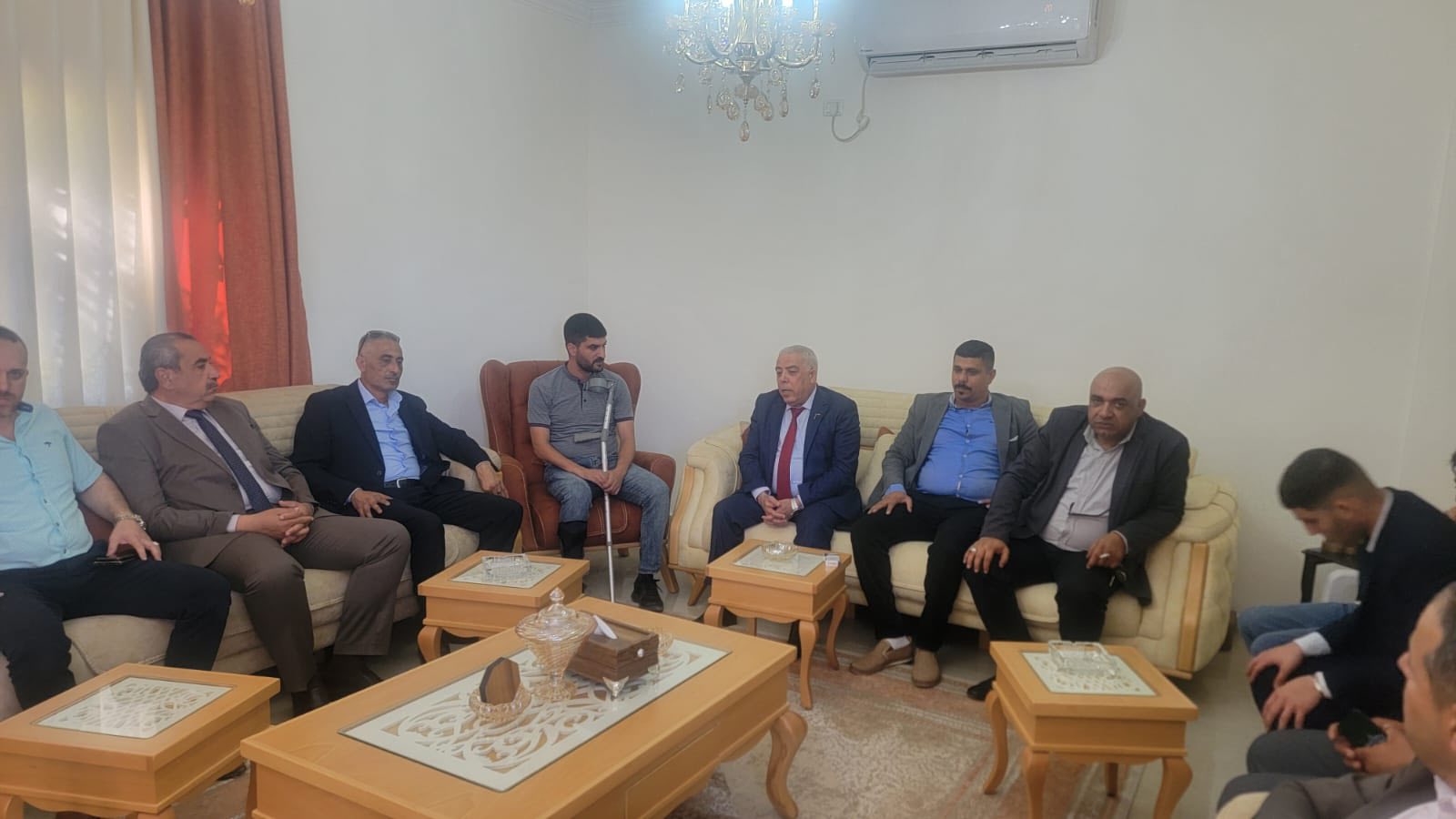 المفوض السياسي العام يزور الرائد محمد الباز للاطمئنان على صحته بعد إصابته في عملية حماية وطن