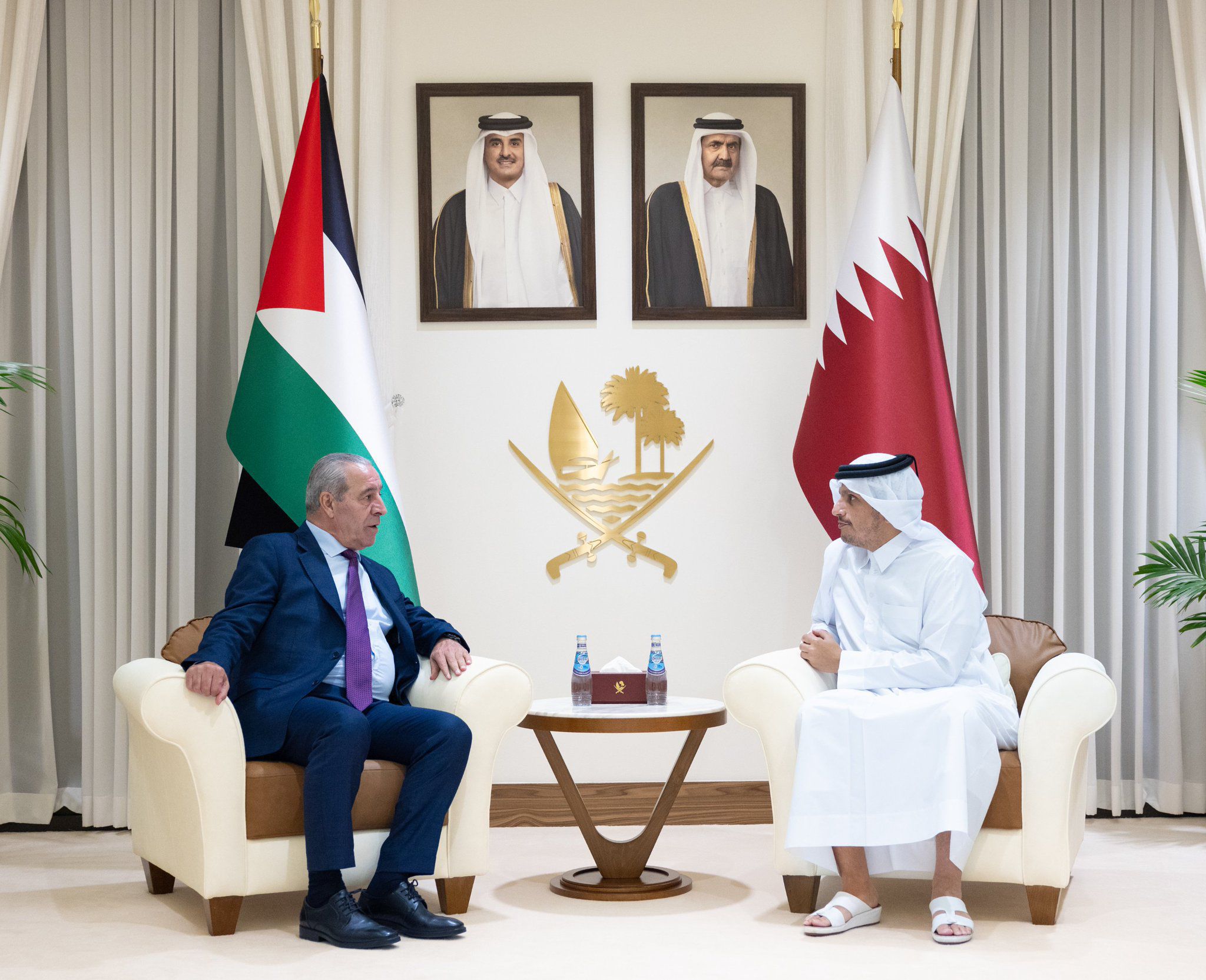 نائب الرئيس حسين الشيخ يبحث مع رئيس الوزراء القطري مجموعة من القضايا المشتركة