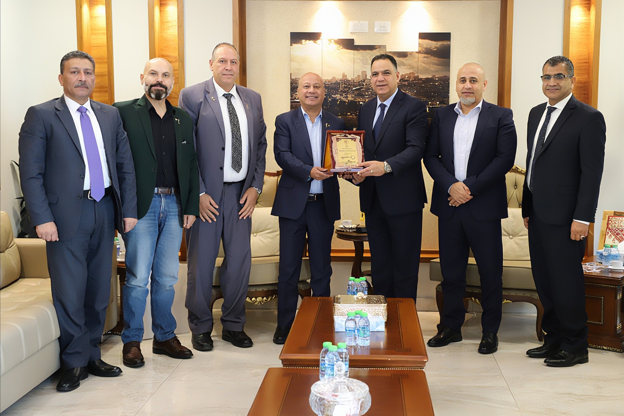 اللواء الخطيب يستقبل د. أبو هولي لبحث تعزيز الوعي بقضية اللاجئين وحق العودة