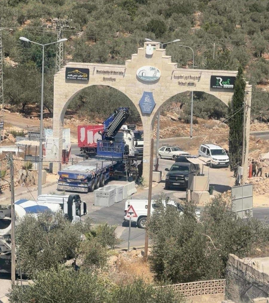 الاحتلال يضع مكعبات اسمنتية على مداخل حارس وديراستيا شمال غرب سلفيت