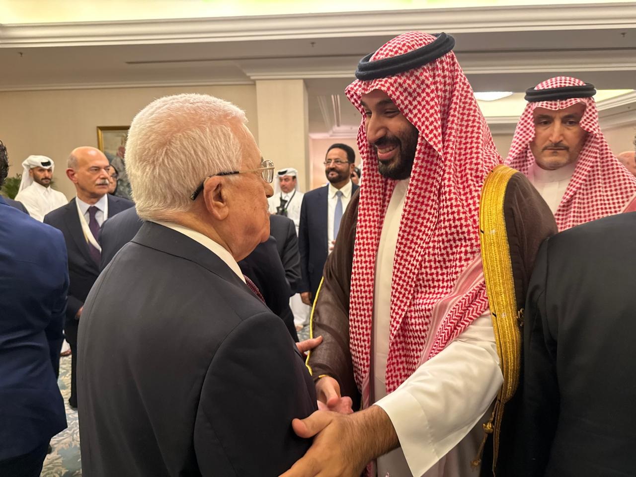 الرئيس محمود عباس يلتقي ولي العهد السعودي في الدوحة