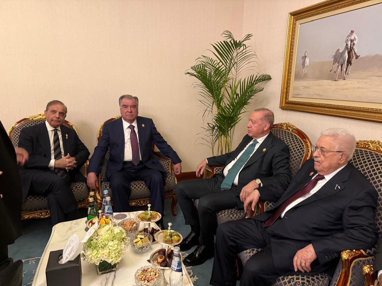 الرئيس محمود عباس يلتقي الرئيس التركي رجب طيب أردوغان في الدوحة