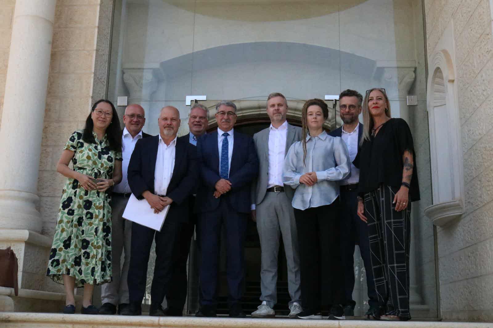 نائب رئيس المجلس الوطني الفلسطيني موسى حديد يستقبل وفدًا برلمانيًا سويديًا في رام الله