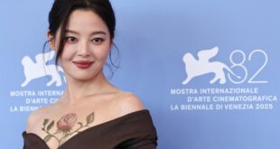 الممثلة الصينية شين تشي لي تفوز بجائزة أفضل ممثلة في مهرجان فينيسيا السينمائي الـ82