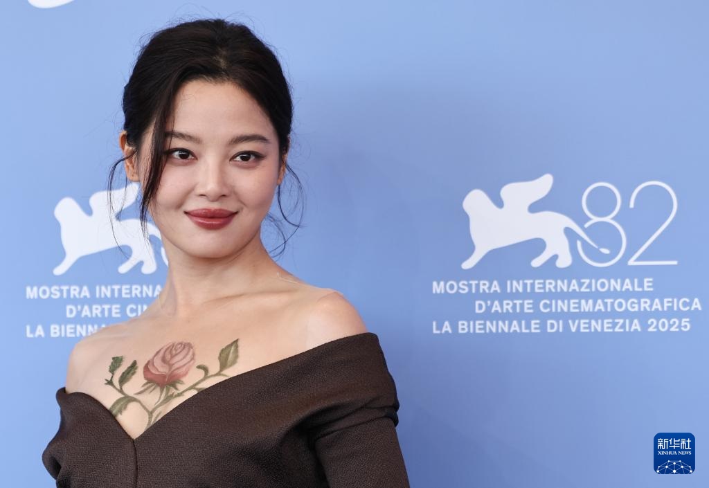 الممثلة الصينية شين تشي لي تفوز بجائزة أفضل ممثلة في مهرجان فينيسيا السينمائي الـ82