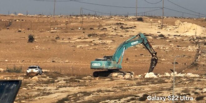 مستوطنون يشرعون بشق شارع استيطاني قرب "أقواويس" جنوب الخليل
