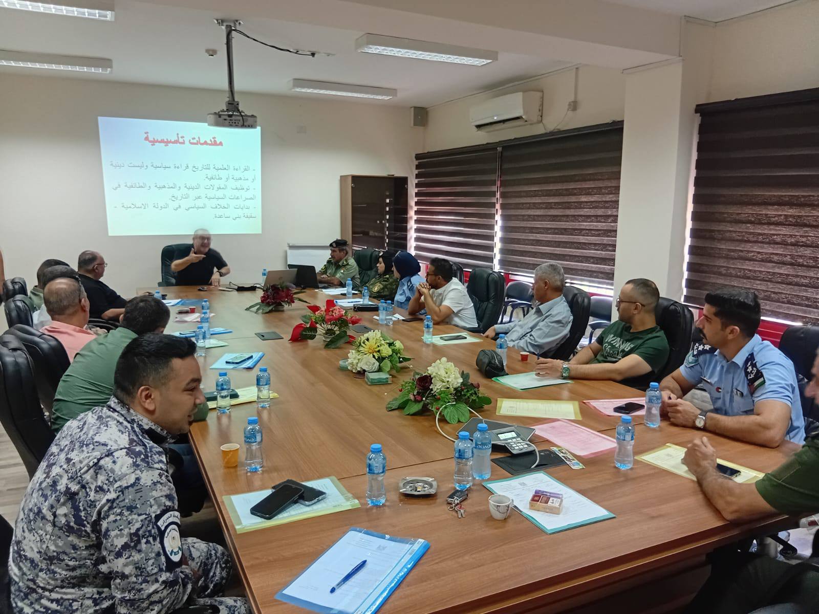 التوجيه السياسي ينظم محاضرة حول السياق التاريخي والجذور الفكرية للتطرف ضمن دورة الأمن الفكري في قلقيلية