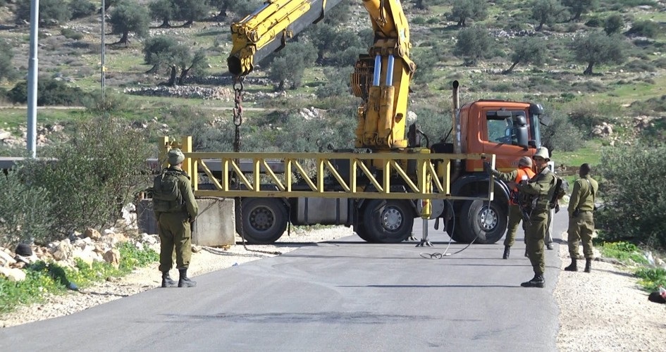 الاحتلال يغلق مدخل المنشية جنوب بيت لحم بالبوابة الحديدية