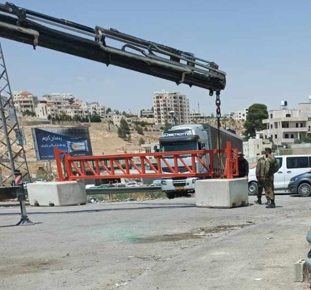 الاحتلال ينصب بوابة حديدية عند مدخل العيزرية