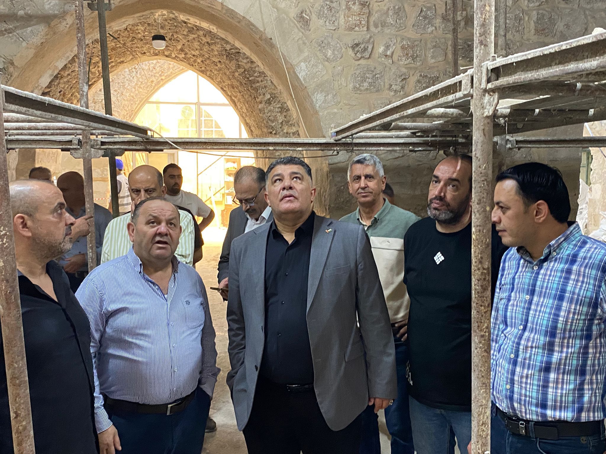 محافظ نابلس يتفقد أعمال ترميم مسجد البيك