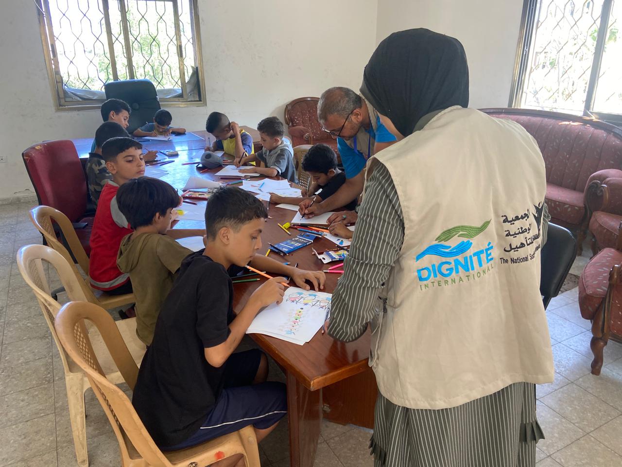 الجمعية الوطنية للتأهيل تنظم نشاط "العلاج بالفن" لليافعين في غزة