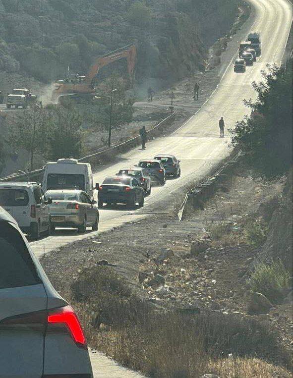 الاحتلال يجرف أراضي  بين بلدتي بيتونيا وبيت عور في رام الله من أجل التوسع الإستيطاني