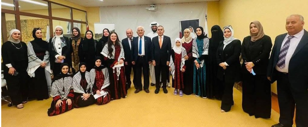 فايز أبو الرب يتفقد سير العام الدراسي في مجمع المدارس الفلسطينية بالدوحة