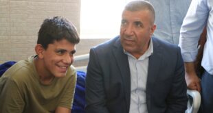 محافظ الخليل خالد دودين يتفقد الطفل النجار من مدينة يطا