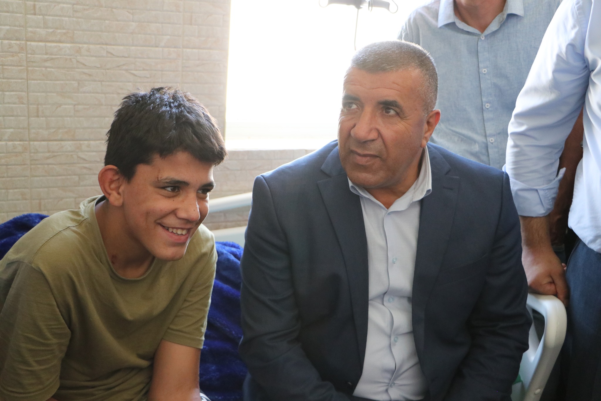 محافظ الخليل خالد دودين يتفقد الطفل النجار من مدينة يطا