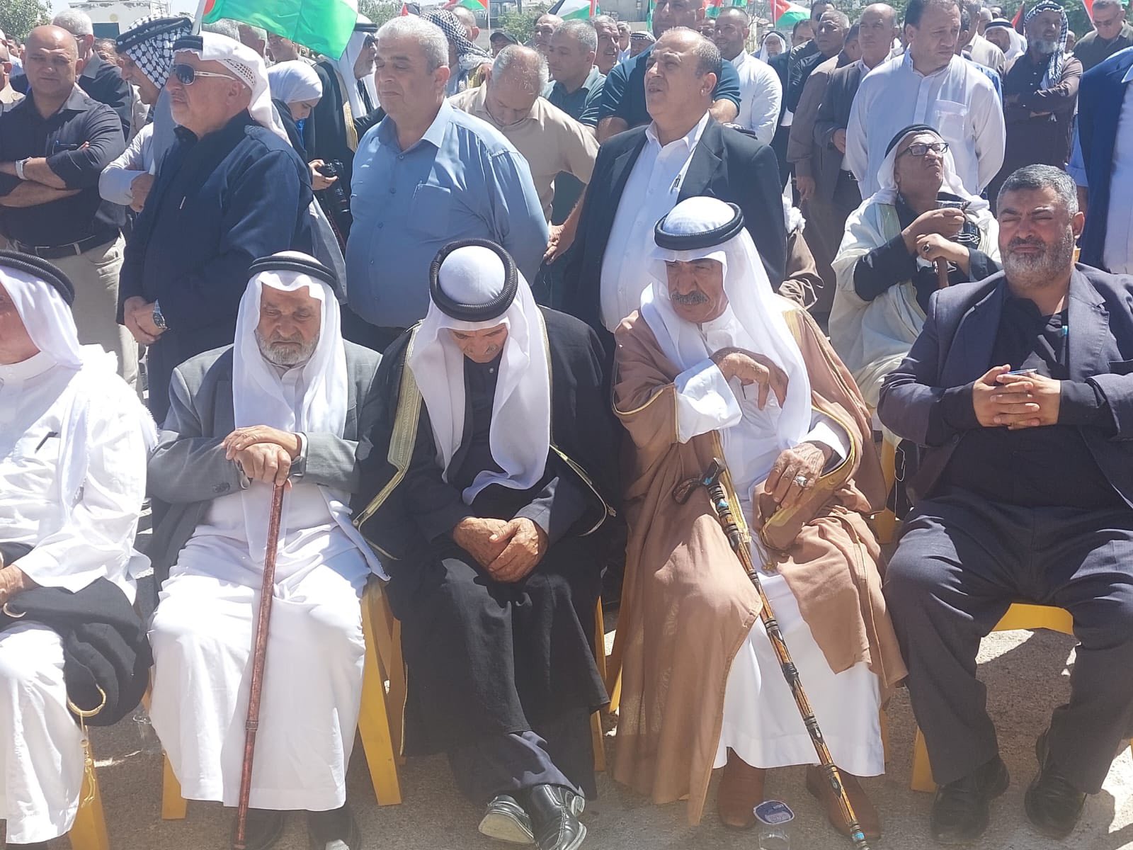عشائر الخليل تبايع فخامة الرئيس محمود عباس وترفض ما يسمى بـ"إمارة الخليل"وتؤكد تمسكها بوحدة الوطن والأرض