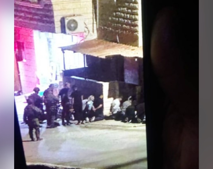 قوات الاحتلال تشن حملة اعتقالات وتحقيقات ميدانية في بلدة بيت أمر شمال الخليل