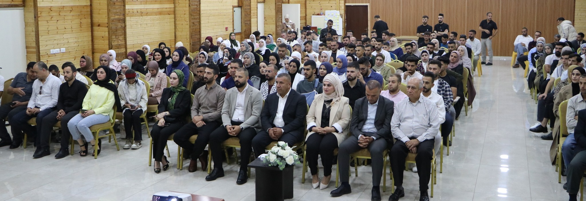 محافظ الخليل خالد دودين يكرِّم المتطوّعين تقديرًا لجهودهم في خدمة المجتمع