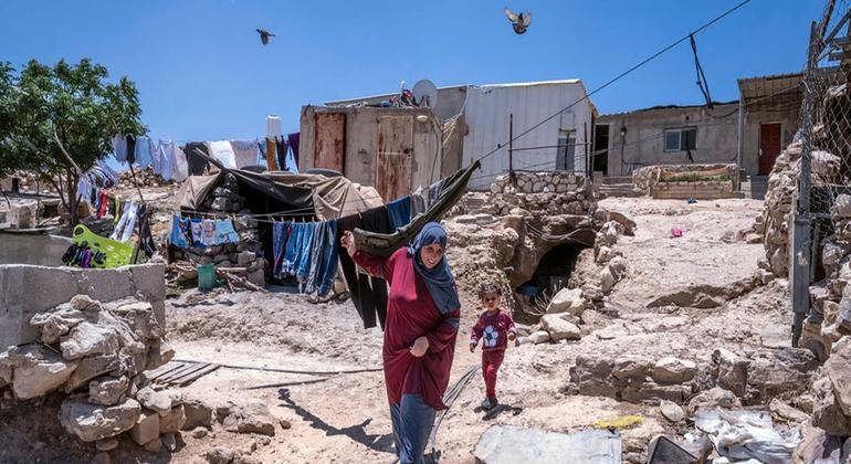 الاحتلال يخطر بهدم 5 مساكن والمستوطنون يدمرون خط الكهرباء بأم الخير بمسافر يطا جنوب الخليل
