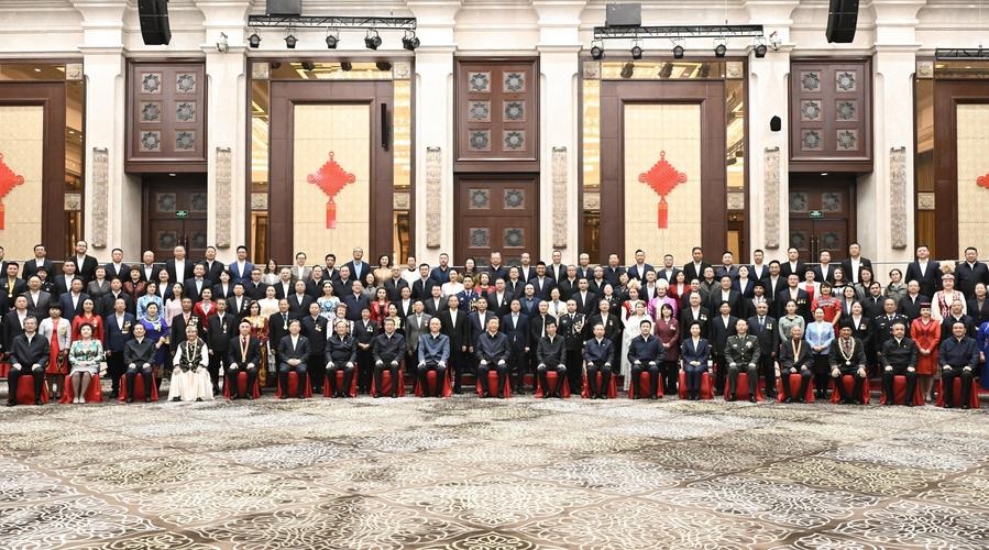 الصين : مجلة تشيوشي تنشر مقالا لشي جين بينغ بعنوان تشكيل مجتمع الأمة الصينية المشترك وتطوره يمثلان إرادة الشعب والاتجاه العام وتيار التاريخ