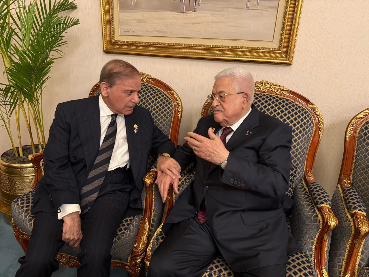 الرئيس محمود عباس يلتقي رئيس الوزراء الباكستاني في الدوحة