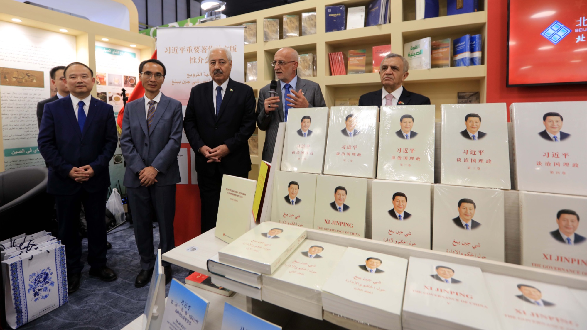 السفارة الصينية في الأردن تحتفي بإشهار المجلدات الفكرية للرئيس الصيني في معرض عمان الدولي للكتاب