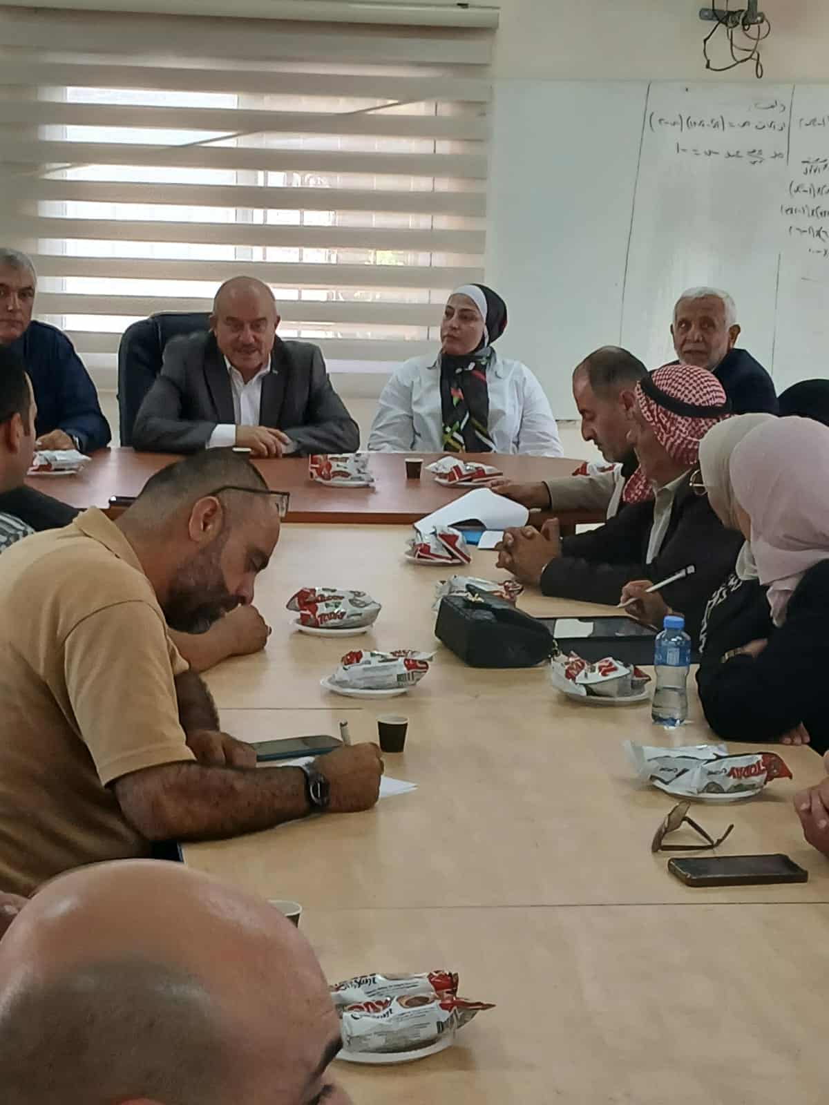وزير الحكم المحلي يحطّ في بلدة طورة المحاذية لجدار الموت العنصري غرب جنين