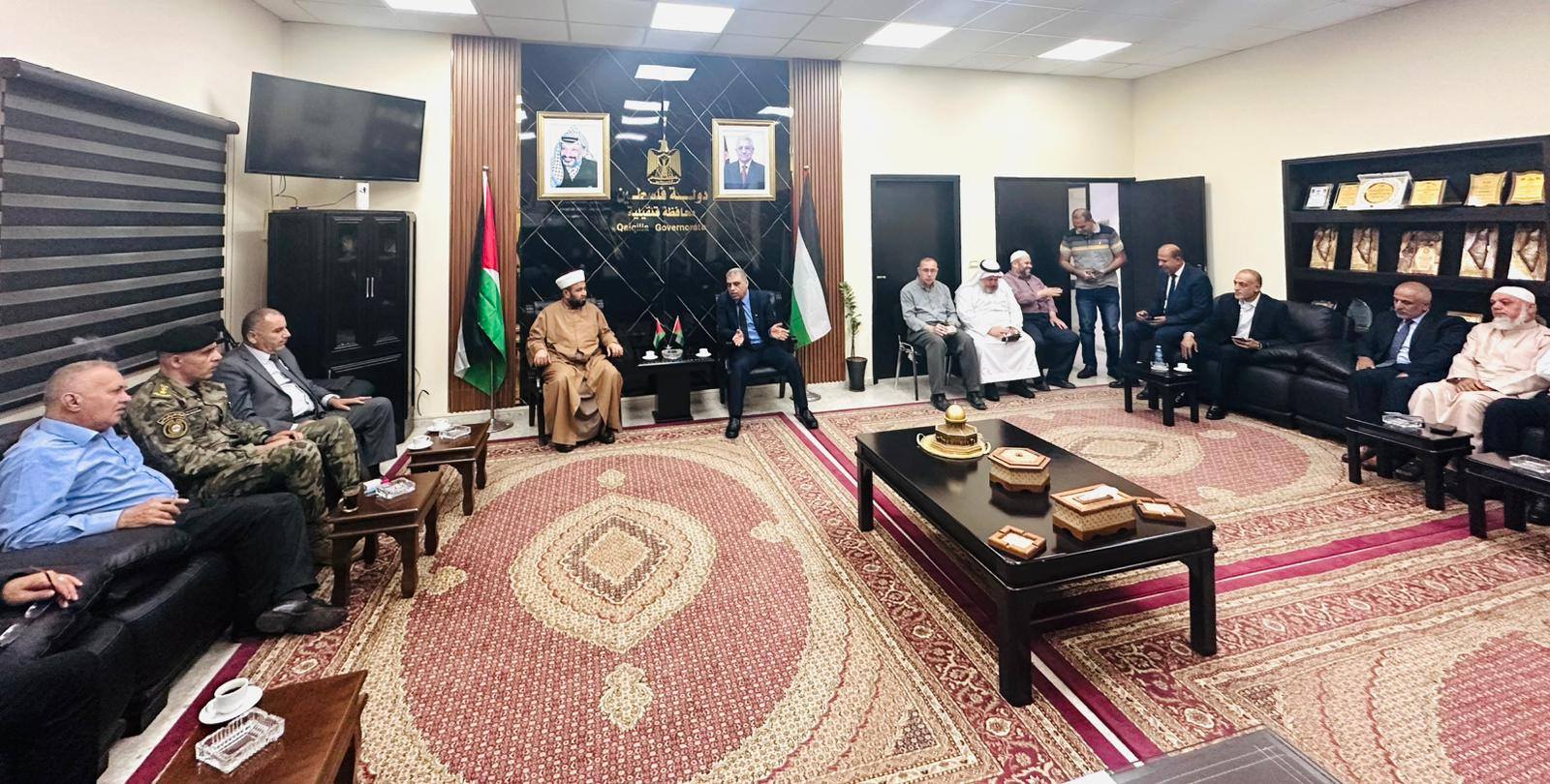 وزير الأوقاف يلتقي محافظ قلقيلية ويبحثان ملفات المساجد والأراضي الوقفية