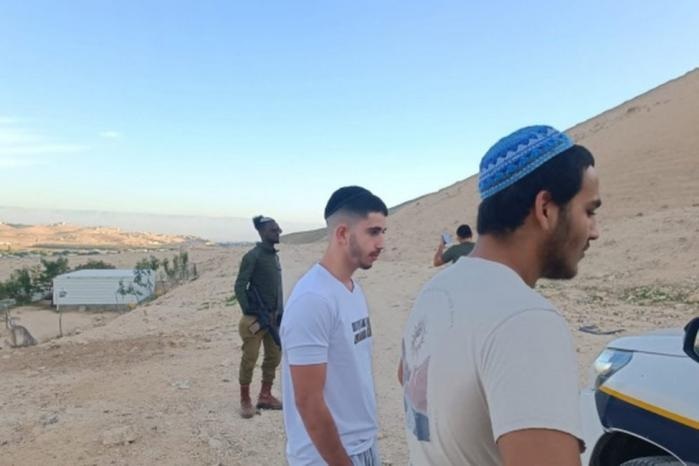 مستوطنون يعتدون على تجمعا بدويا في مخماس شمال القدس