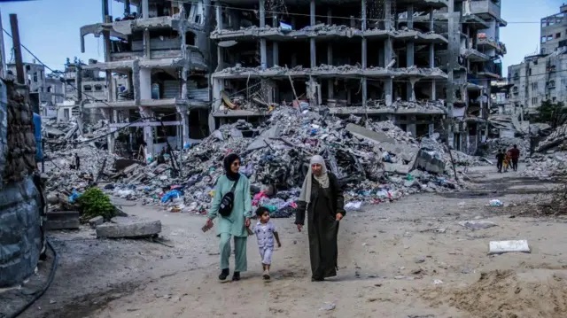 شهيدان وإصابات في قصف الاحتلال منازل وثلاث مدارس في غزة
