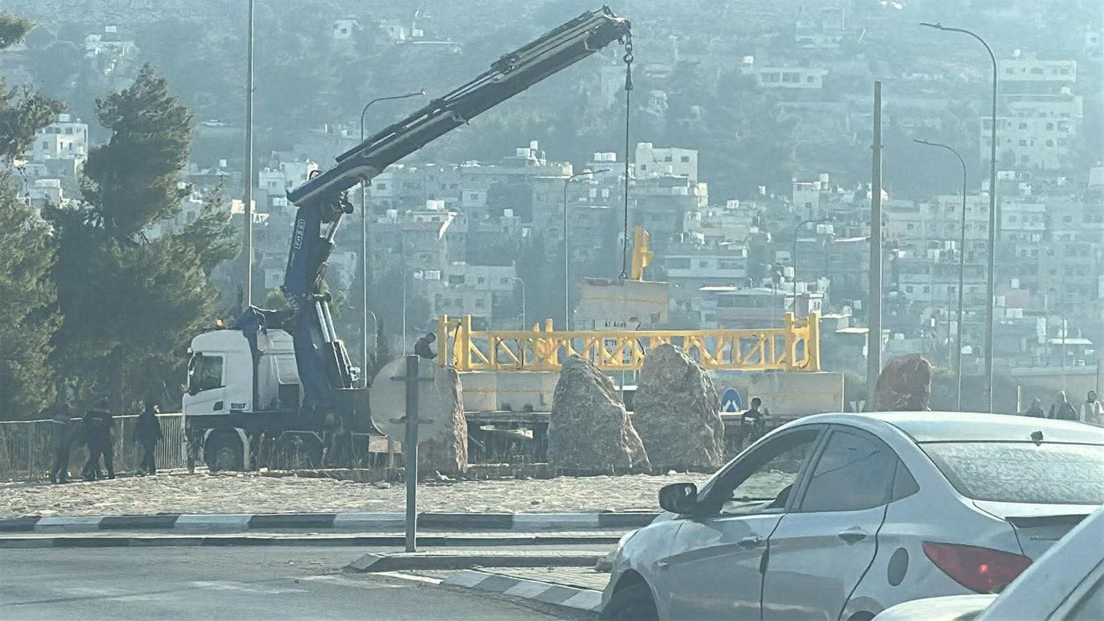 الاحتلال ينصب بوابة حديدية بمحاذاة كلية العروب شمال الخليل