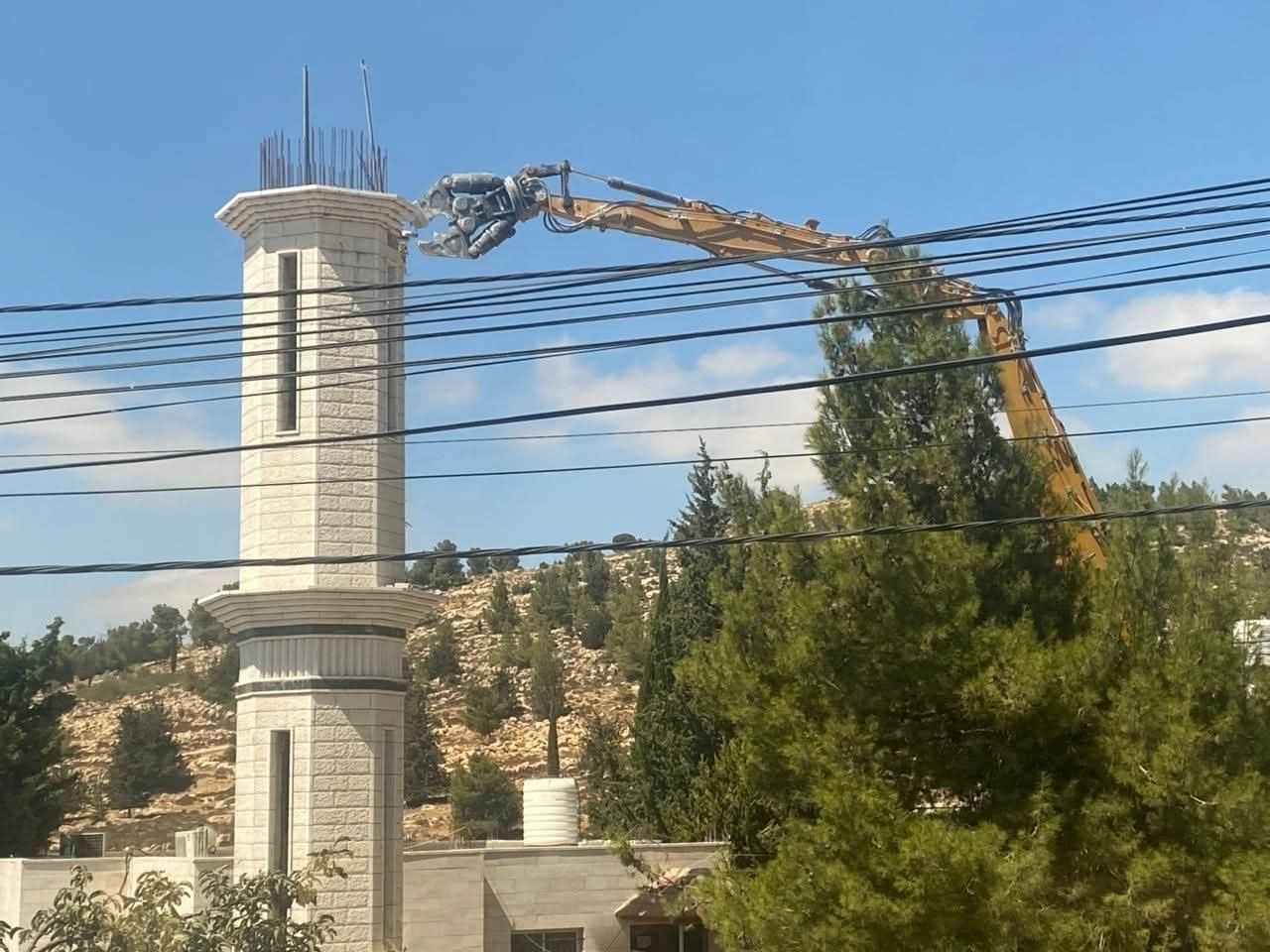 الاحتلال يهدم مئذنة قيد الإنشاء لمسجد في دورا جنوب الخليل