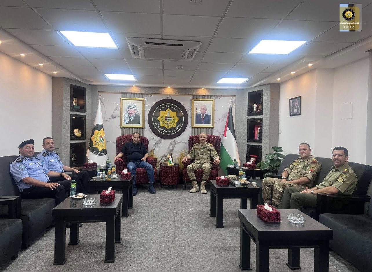 وفد من الشرطة الفلسطينية يزور هيئة التدريب العسكري
