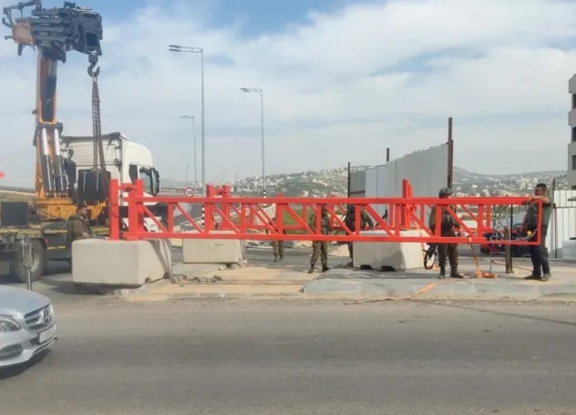الاحتلال ينصب بوابات على مداخل أريحا 
