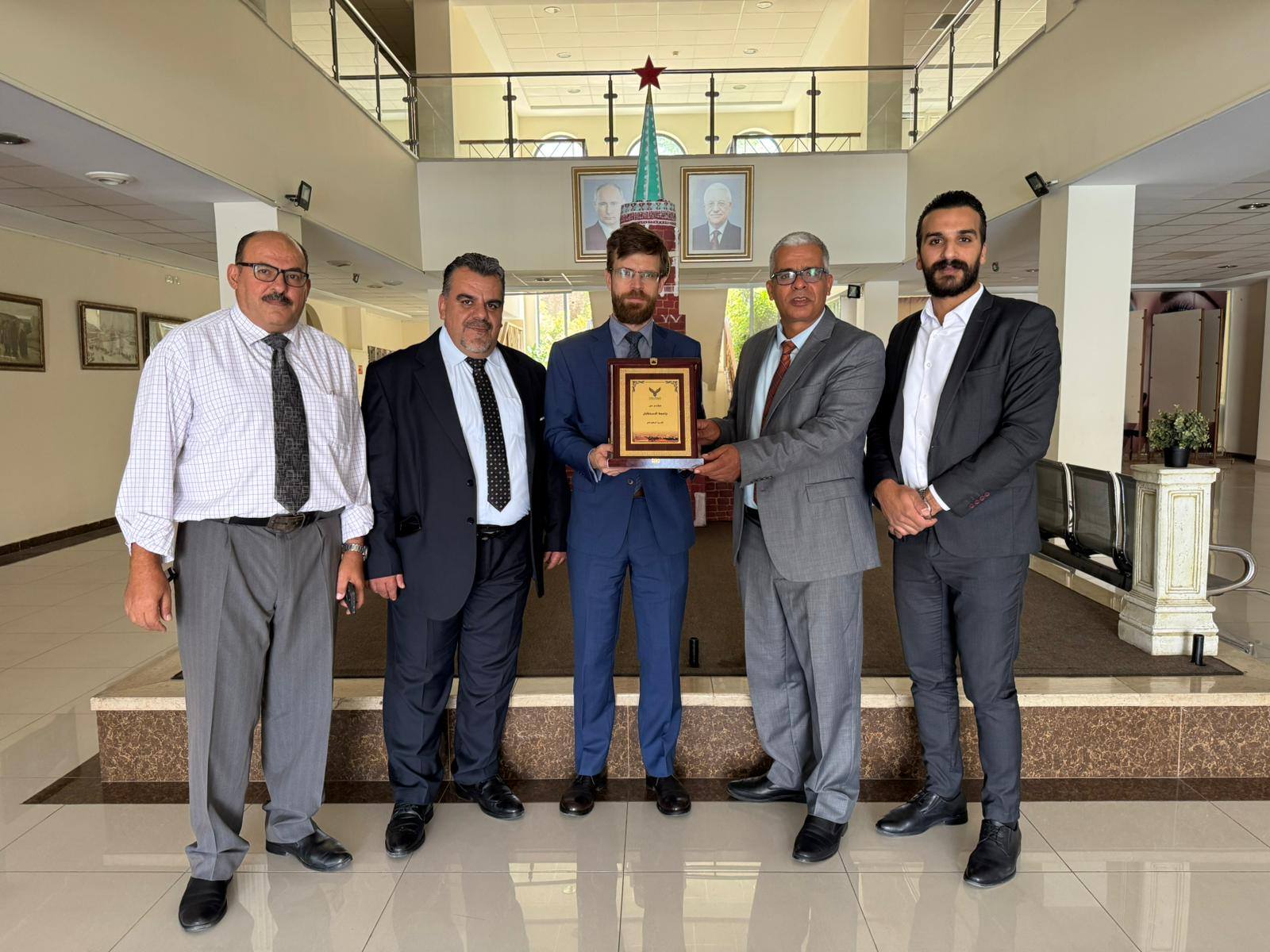 وفد من جامعة الاستقلال يزور البيت الروسي للعلوم و الثقافة ويهنئ مديره تيموفي بوكوف