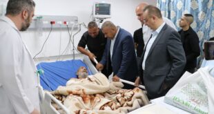 محافظ الخليل خالد دودين يزور جرحى اعتداءات المستوطنين على خربة خلة الضبع جنوب المحافظة