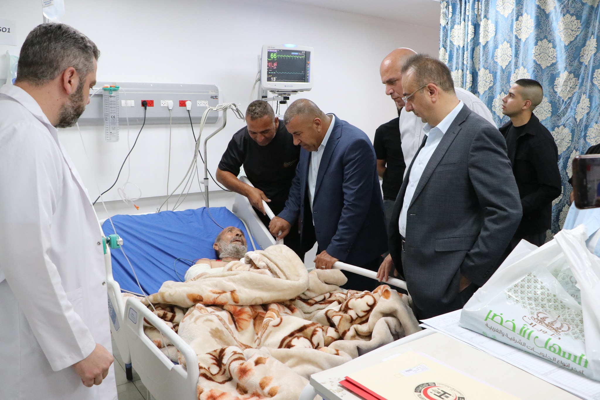 محافظ الخليل خالد دودين يزور جرحى اعتداءات المستوطنين على خربة خلة الضبع جنوب المحافظة