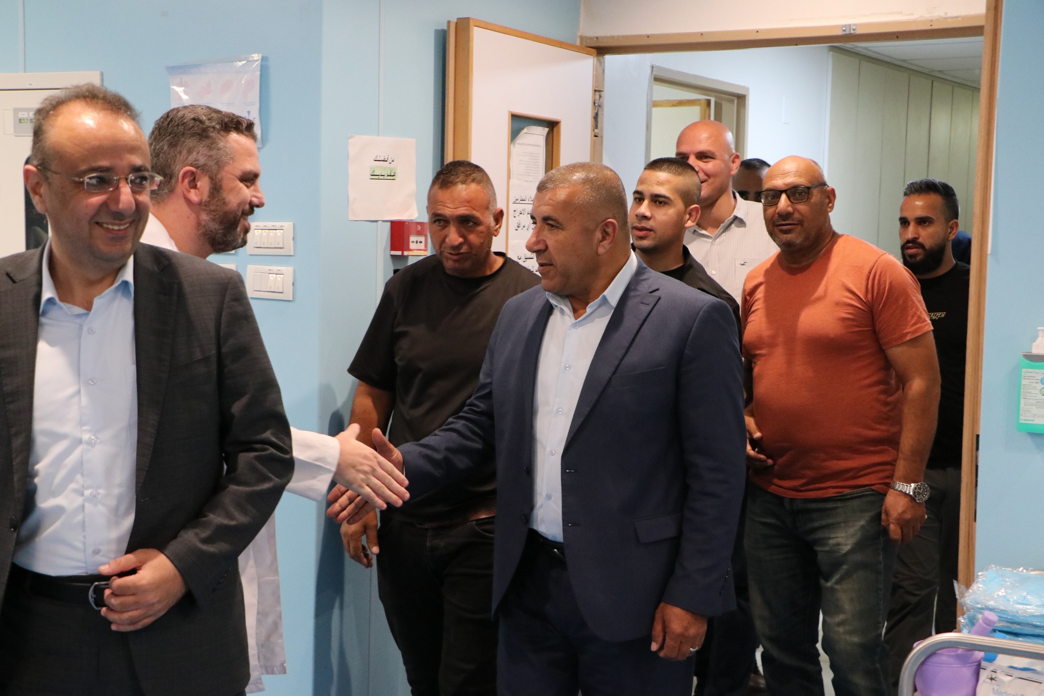 محافظ الخليل خالد دودين يزور جرحى اعتداءات المستوطنين على خربة خلة الضبع جنوب المحافظة