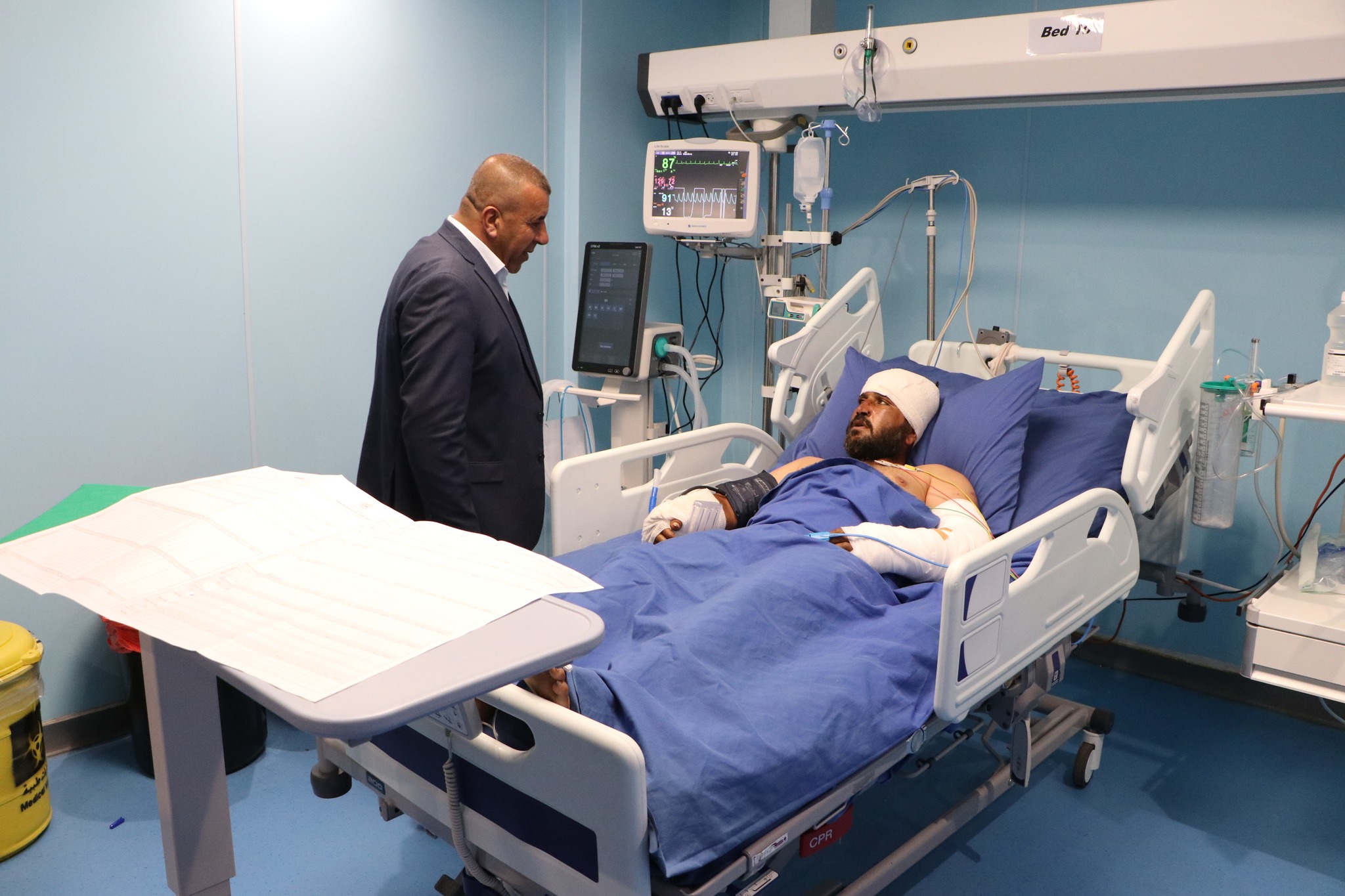محافظ الخليل خالد دودين يزور جرحى اعتداءات المستوطنين على خربة خلة الضبع جنوب المحافظة