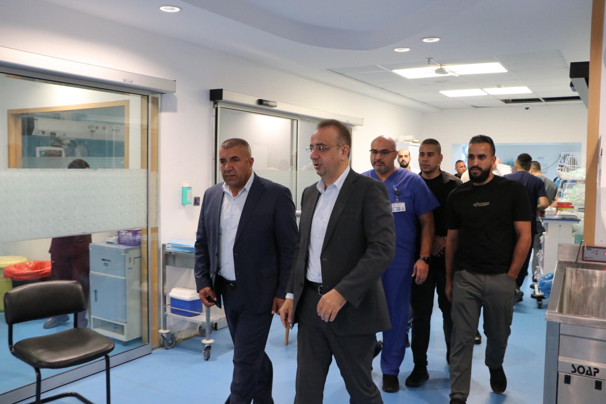 محافظ الخليل خالد دودين يزور جرحى اعتداءات المستوطنين على خربة خلة الضبع جنوب المحافظة