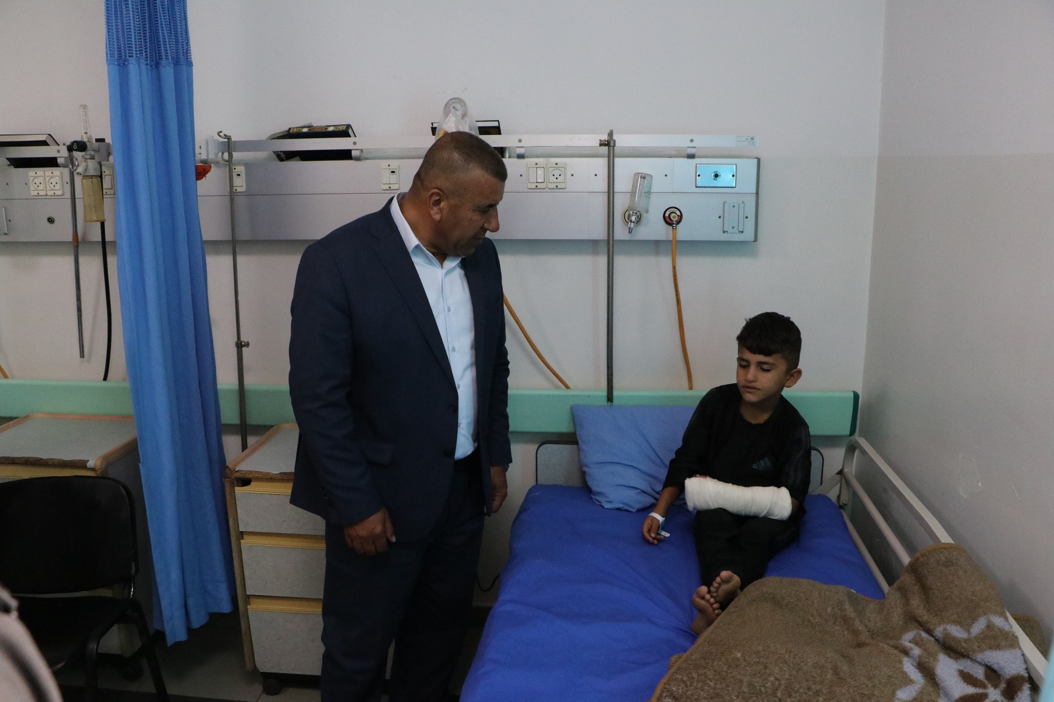 محافظ الخليل خالد دودين يزور جرحى اعتداءات المستوطنين على خربة خلة الضبع جنوب المحافظة