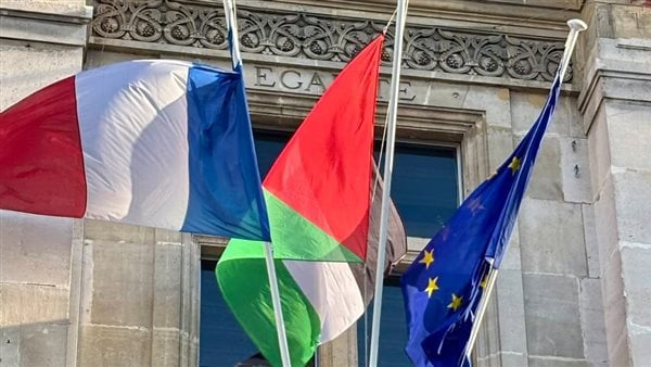 بلدية سان دوني في فرنسا ترفع العلم الفلسطيني