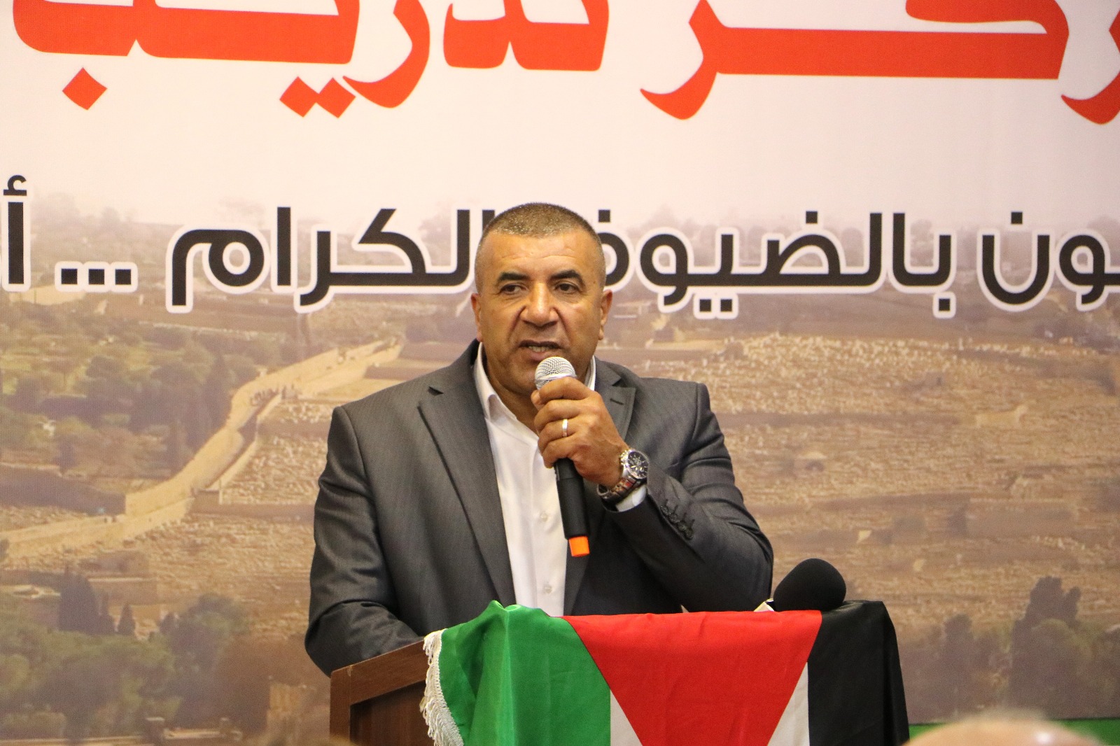 محافظ الخليل خالد دودين يُعلن البدء بتوزيع المساعدات النقدية المُقرة من مجلس الوزراء