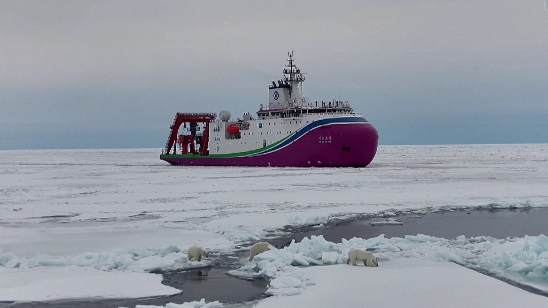 بعثة الغوص الصينية المأهولة تستكشف أعماق القطب الشمالي